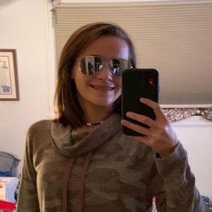 Meet your Posher, Ella